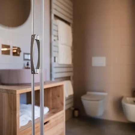 Luxury Rocopom - Front