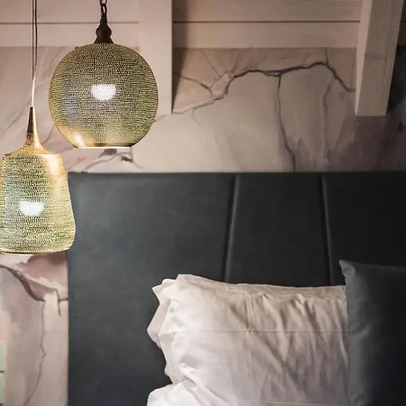 Luxury Rocopom - Front