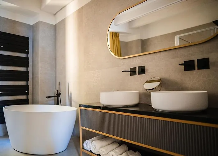 Luxury Rocopom - Front *