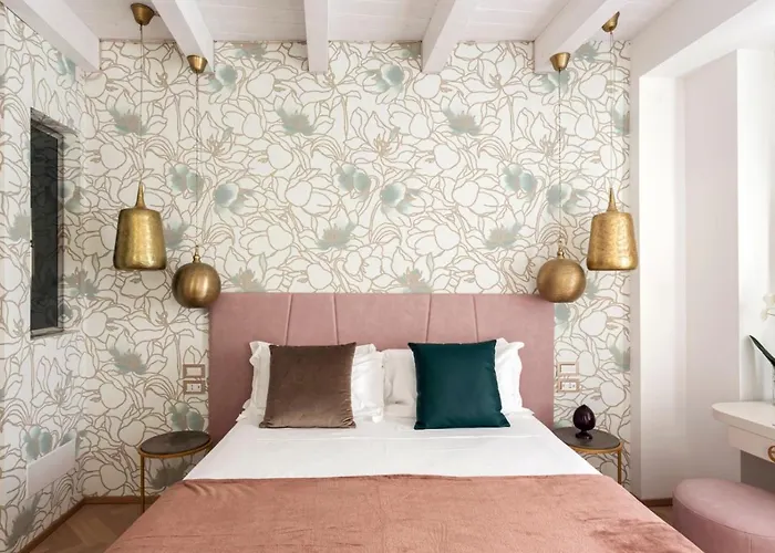 Luxury Rocopom - Front