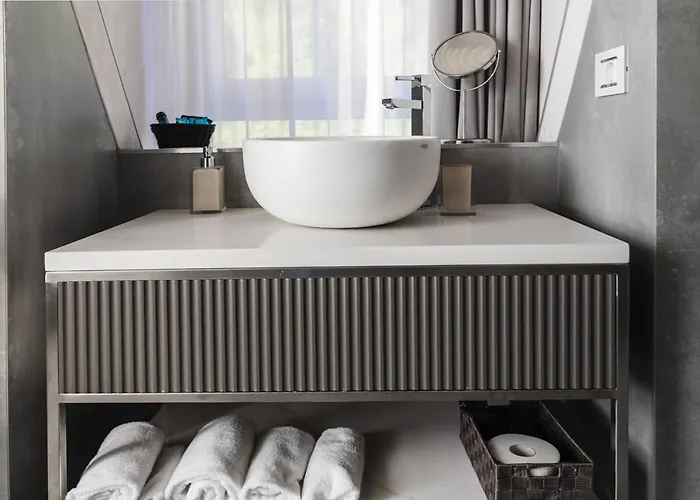 Luxury Rocopom - Front *