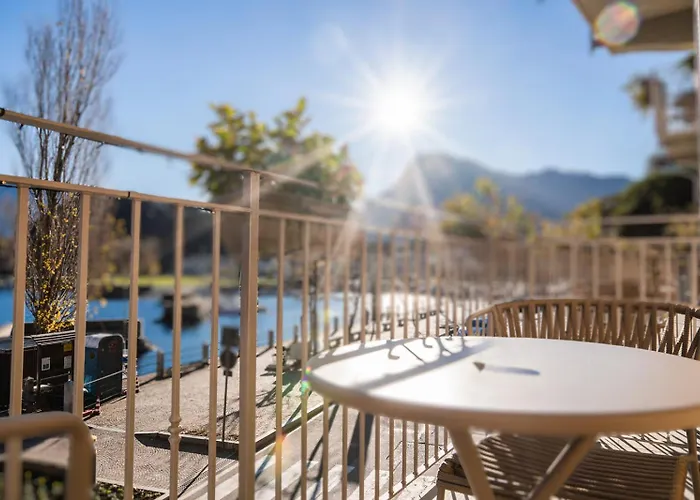 Luxury Rocopom - Front *