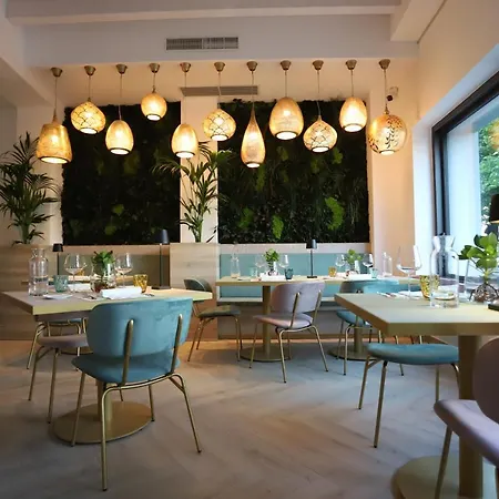 Luxury Rocopom - Front *