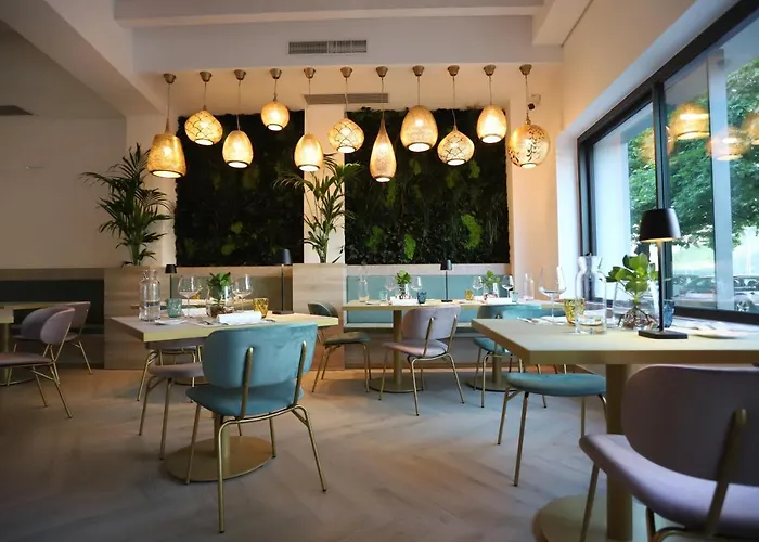 Luxury Rocopom - Front *