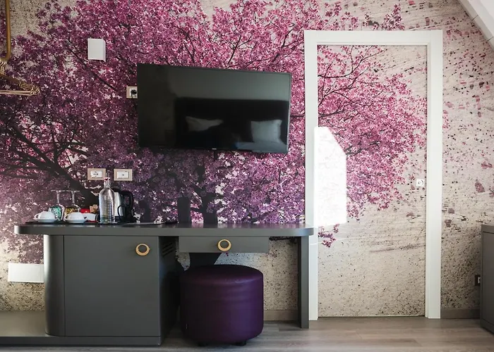 Luxury Rocopom - Front